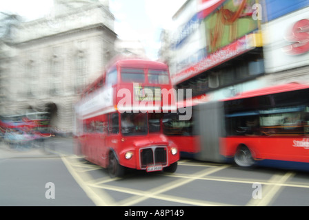 Un double decker bus londinese passando da Piccadilly Circus Foto Stock