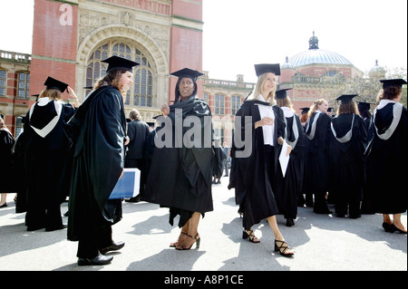 I laureati di fronte alla grande sala dopo una cerimonia di laurea all Università di Birmingham REGNO UNITO Foto Stock