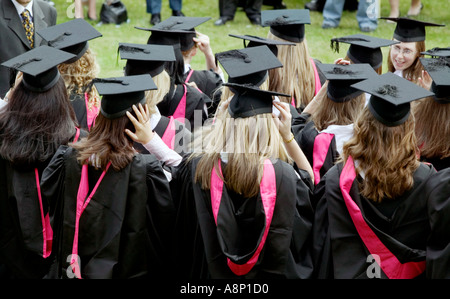 I laureati di aspettare di essere fotografati dopo una cerimonia di laurea all Università di Birmingham REGNO UNITO Foto Stock