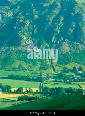 Bellissima scena del campo; medio è sceso Farm e il Dungeon Ghyll Hotel, Langdale, Parco Nazionale del Distretto dei Laghi, Cumbria, England, Regno Unito Foto Stock