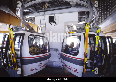 Una vista di un otto posti auto di bolla telecabin a Courchevel 1850 in tre valli area delle Alpi francesi. Foto Stock