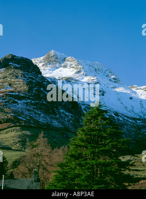 Inverno Lakeland scena; Harrison Stickle sopra Langdale, Parco Nazionale del Distretto dei Laghi, Cumbria, Inghilterra, Regno Unito. Foto Stock