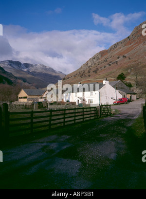 Medio è sceso fattoria con archetto è sceso al di là, Langdale, Parco Nazionale del Distretto dei Laghi, Cumbria, Inghilterra, Regno Unito. Foto Stock