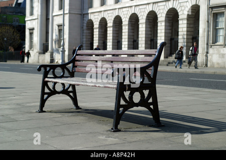 Sedia pubblica vicino al Georgian Customs House sul fiume Liffey Dublin Eire Foto Stock