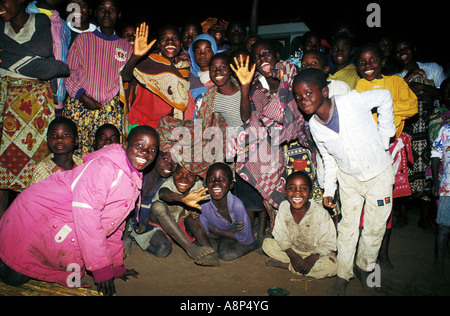 Kunda i bambini nel villaggio di kawaza, sud luanwa, Zambia Foto Stock