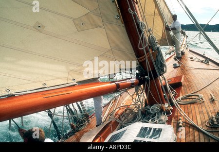 Barca a Vela a bordo del classico 14M raceing yacht Tuiga Nioularge 1993 St Tropez Francia Foto Stock