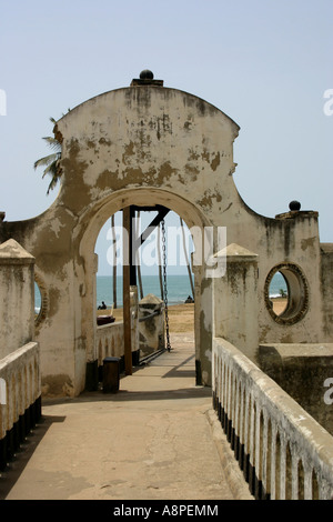 Ingresso al castello di Elmina, dove gli schiavi venivano imprigionati prima di essere spediti ai Caraibi come parte della famigerata commercio di schiavi. Foto Stock