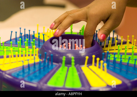 5 anno vecchia ragazza la riproduzione di un gioco di filatura. St Paul Minnesota USA Foto Stock