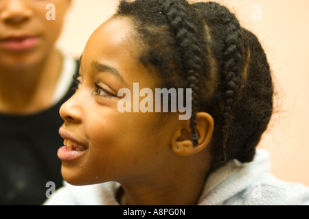 Ritratto di un felice nero 7 anno vecchia ragazza che partecipano a scuola. St Paul Minnesota USA Foto Stock