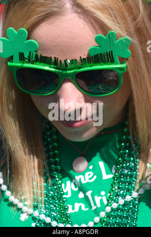 Il giorno di San Patrizio sfilata donna in costume che indossa il verde shamrock bicchieri. St Paul Minnesota USA Foto Stock