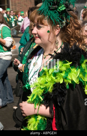 La festa di san Patrizio sfilata Donna vestita in irlandese raffinatezze portando una grande selvaggina di penna boa. . St Paul Minnesota USA Foto Stock