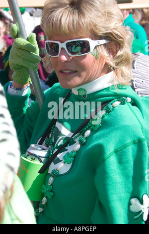 La festa di san Patrizio sfilata Donna vestita di verde vestito irlandese . St Paul Minnesota USA Foto Stock