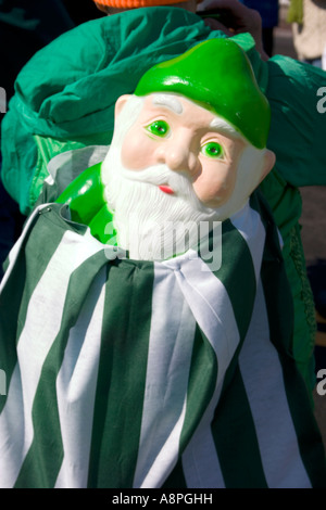 La festa di san Patrizio parade leprechaun bambola di equitazione in verde e bianco zaino spellata. St Paul Minnesota USA Foto Stock