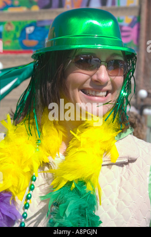 La festa di san Patrizio sfilata donna felice vestito in bowler verde e giallo boa piumato. St Paul Minnesota USA Foto Stock