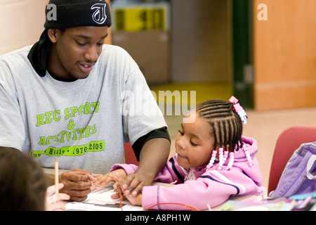 I vecchi teen tutor lavora con preschooler. Dopo la scuola programma di studio. St Paul Minnesota USA Foto Stock