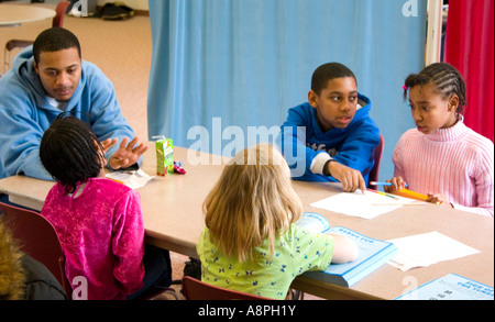 Gli studenti di completare i compiti assegnati. Dopo la scuola programma di studio. St Paul Minnesota USA Foto Stock