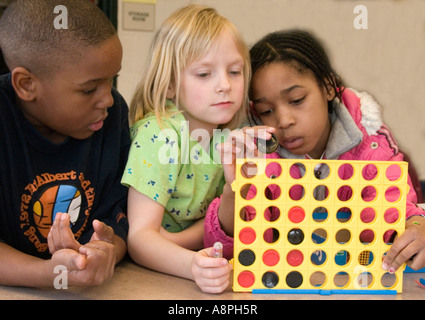 Ragazzi che giocano a collegare quattro checker verticale gioco. Dopo la scuola programma di studio. St Paul Minnesota USA Foto Stock