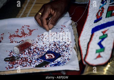 Sudafrica, closeup, donna Ndebele, filo di cotone con le perle di filo di cotone, lavoro tradizionale dell'api, culture, etniche, oggetti, arte africana Foto Stock