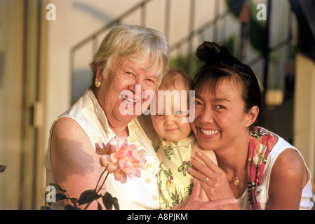 Nonna con la figlia e la nipote nella luce del tramonto Foto Stock