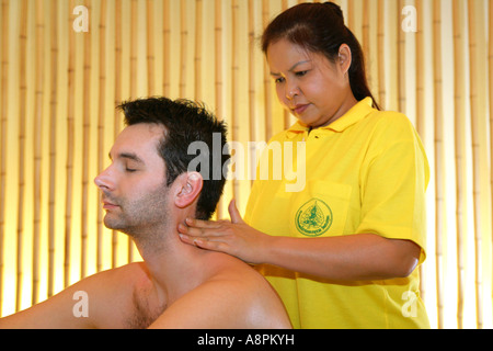 L'uomo riceve thaimassage Foto Stock