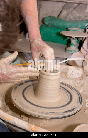 Inghilterra Somerset Muchelney John Leach Pottery mani di Mark Melbourne sulla ruota di vasai Foto Stock