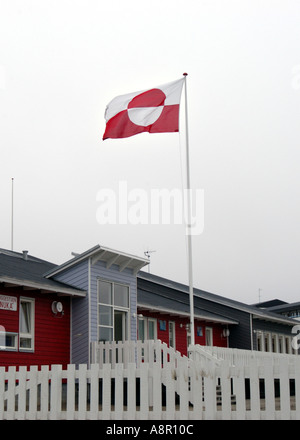 Bandiera della Groenlandia a pubblico Sisimuit buillding Groenlandia Foto Stock