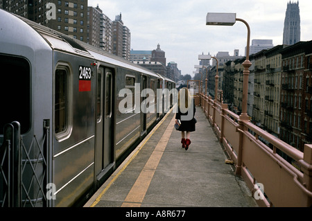 Una donna cammina sulla piattaforma della Linea 1 metropolitana presso la 125th Street e Brodaway in New York Foto Stock