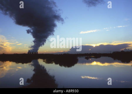 Cloud di emissione dal coal fired Power Station si riflette nel lago Foto Stock