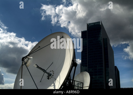 Antenne paraboliche a Canary Wharf, Isle of Dogs Londra Foto Stock