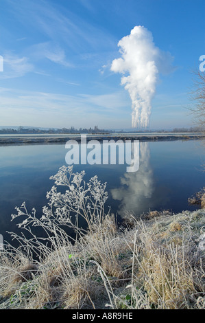 Ratcliffe su una centrale elettrica di sole all'alba su una fredda gelida mattina Attenborough riserva naturale Nottingham Nottinghamshire Inghilterra GB Europa Foto Stock