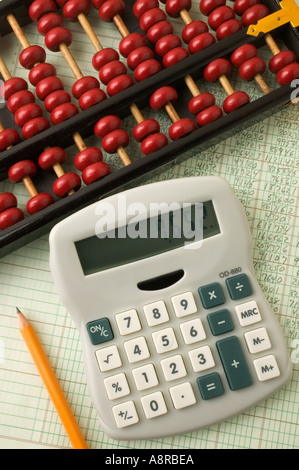 La calcolatrice sulla contabilità foglio di diffusione con abacus Foto Stock