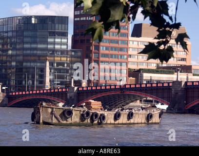 Barca sul Fiume Tamigi, Lambeth Bridge, Londra , Inghilterra, GB UK, British, FOTO DA JACK COX Foto Stock