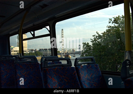 Ultimo piano London bus la visualizzazione della finestra del Fiume Tamigi il London Eye il Parlamento e il Big Ben Foto Stock