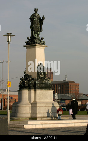 Liverpool ragazzo di età compresa tra i quattro ammirando la statua del suo omonimo Sir Alfred Lewis Jones nave proprietario su Liverpool s Pierhead l Foto Stock