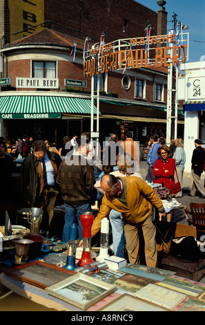 Francia Paris Marche aux Puces Mercato delle Pulci Marche Paul Bert uomo guardando oggetti di antiquariato per canzoni Foto Stock