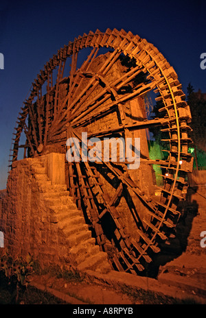 Gigante di acqua di legno-ruota (noria) al fianco di banche od il fiume Oronte in Hama, Siria Foto Stock