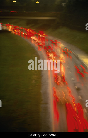 Vista offuscata del traffico in uscita durante la notte Foto Stock