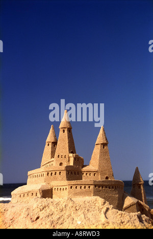 Castello di sabbia sulla spiaggia in una bella giornata di sole Foto Stock