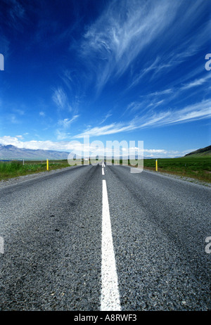 Immediatamente in vista di una autostrada a distanza su un poco nuvoloso giorno soleggiato Foto Stock