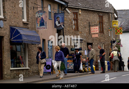 Visitatori passeggiare tra i negozi in Hay on Wye Powys Wales UK Foto Stock