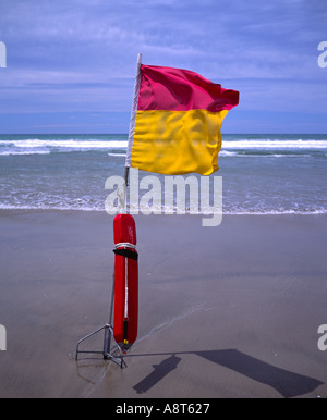 Vita stazione gaurd sulla spiaggia Bandiera e bouy Foto Stock