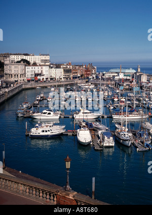 Vista dall'alto sul motoscafo e la vela barche ormeggiate nel porto di Ramsgate su un cielo blu soleggiato Giornata sulla costa del Kent Inghilterra UK Foto Stock