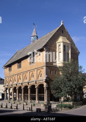 Castle Cary and District Museum ospitato nel 1855 Market House edificio di livello II, colonnato aperto visto in una giornata di cielo blu nel Somerset Inghilterra Regno Unito Foto Stock