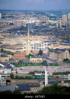 Halifax anno 2000 paesaggio urbano storico aereo guglia ripida e resti rossi di Square Church con Piece Hall oltre West Yorkshire Regno Unito Foto Stock