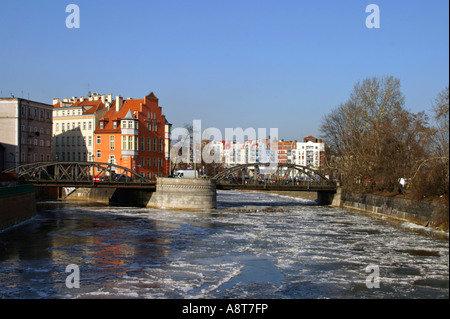 Vista di Wyspa Mlynarska Miller Island e Mlynarski Miller ponti da Ostrow Tumski Polonia. Foto Stock