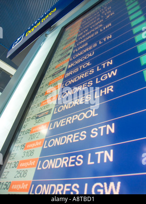 Segno Partenze aeroporto di Nizza Francia principalmente Easyjet aeroporti del Regno Unito Foto Stock