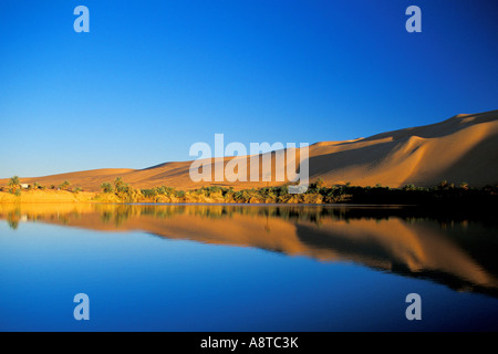 Il lago di Gebraoun, Ubari laghi, Libia, Sahara Foto Stock