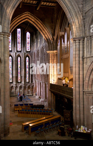 Hexham Abbey Regno Unito Northumberland con organista ripassando Foto Stock