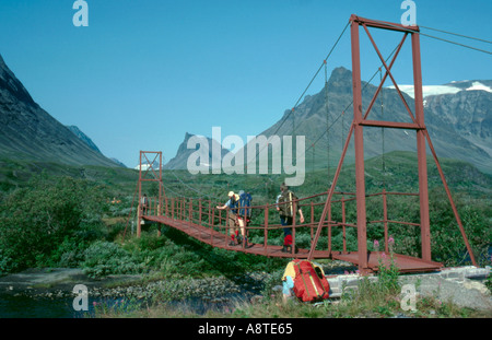 Semplice sospensione ponte; passerella sul fiume a Vistasstugorna, Kebnekaise, Lappland, Norrbottens län, arctic Svezia. Foto Stock