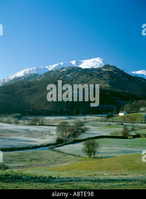 Inverno Lakeland scena, Wetherlam visto su Little Langdale, Parco Nazionale del Distretto dei Laghi, Cumbria, Inghilterra, Regno Unito. Foto Stock